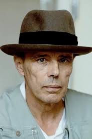 Beuys embraced radically democratic artistic and political ideas, proclaiming everyone is an artist, and advocating direct democracy through referenda. Joseph Beuys Kunstler Portrats Beruhmte Kunstler