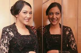 Share your videos with friends, family, and the world. Putri Tanjung Pamer Cincin Di Jari Manis Dilamar Pria Tak Sembarangan Matamata Com