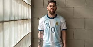 Por ejemplo, los goles de maradona en 1986, la final de 1990, el. Como Es La Nueva Camiseta Titular De La Seleccion Argentina Que Presento Adidas Marketing Registrado La Comunidad Del Marketing Deportivo