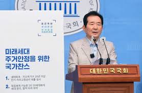 대구=뉴시스 정창오 기자 = 범여권 대권주자인 정세균 전 국무총리가 19일 대구를 방문해 더불어민주당 대선후보 경선 연기와 관련해 비대면 경선보다는 아마 제대로 경선을 하는 것이. 7jizxyklmghuym