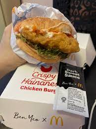 A chicken sandwich is a sandwich that typically consists of boneless, skinless chicken breast served between slices of bread, on a bun, or on a roll.variations on the chicken sandwich include the chicken burger or chicken on a bun, hot chicken, and chicken salad sandwich. V6i5humtcku Gm