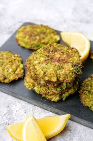 Brokkoli Taler Mit Parmesan Ein Gesunder Snack Fur Kinder Rezept Gesunde Snacks Rezepte Gesundes Abendessen Gesunde Snacks