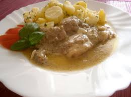 Bravčové pliecko pokrájame na tenké plátky a servírujeme s teplým kapustovým šalátom, knedlíkmi či zemiakmi a vlastnou šťavou z bravčového mäska. Motylia Vareska Bravcove Na Rasci S Horcicou