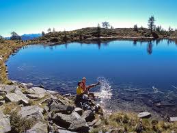 Op enkele kilometers buiten de stad kun je de kabelbaan nemen naar de top van de mottarone; Bergsee Von Salei Ticino Ch