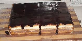 Adăugați esența de vanilie și amestecați bine. Reteta Delicioasa Fara Coacere Gata In 10 Minute Prajitura Cu Crema De Vanilie Frisca Si Ciocolata