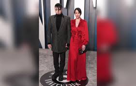 Marilyn manson's wife lindsay usich hasn't released a public statement since evan rachel wood and a slew of other women went public on february 1, 2021, to make abuse allegations against her husband of approximately one year. Marilyn Manson Looks Shockingly Conservative At Oscars Party