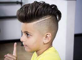 Idée de coiffure ado garçon afro, coupe de type rasé sur les cotés et derriere, volume sur le dessus, coiffure cheveux crépus. Coupe Petit Garcon Les Tendances De La Coupe Garcon Sont Au Court