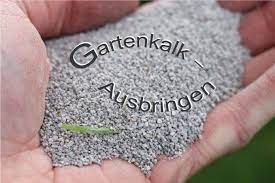 Guten abend, da hier die wiese total vermoost ist, wurde mir empfohlen, kalk auszustreuen (ganz normalen). Gartenkalk Wann Und Wie Sie Den Kalk Richtig Ausbringen 8 Vorteile