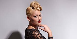 Frisuren fraune kurz, lockige blonde haare mit pony, frau sitzt am tisch und schreibt, ring am finger, tisch aus holz, tinte und schreibfeder am tisch. Ballfrisuren 2015 Trends Ballfrisur Kurze Haare Ottoinsite