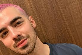Peduli Kanker Payudara, Joe Jonas Ubah Warna Rambut Jadi "Pink"
