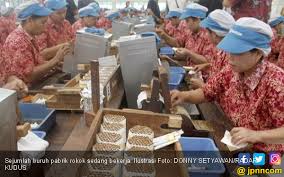 Siapa saja yang bekerja di pabrik ban. Jangan Sampai 28 Ribu Pekerja Pabrik Rokok Terkena Phk Massal Jpnn Com