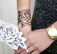 Idee tattoo roses blanches femme avant bras tatouage femme. 1001 Idees Tatouage Rose Poignet Elles Poussent Sur La Peau