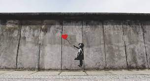 Ein im rahmen verborgener schredder zerschnitt das bild in papierschnipsel. Banksy Biografie Bekannte Werke Und Merkmale Steckbrief Mit Infos