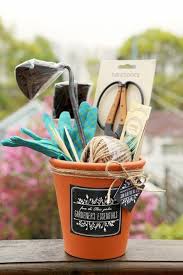 Geschenkkorb Das Perfekte Geschenk Fur Jede Feier Archzine Net Muttertagsgeschenke Diy Geschenk Garten Und Muttertag Diy