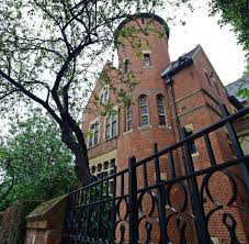 The interior of jimmy page's tower house in kensington west london. Streit Mit Jimmy Page Robbie Williams Darf Unterirdisches Schwimmbad Bauen Welt