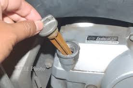 Hasil gambar untuk cara mengganti oli motor