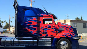 Furthermore, instead of the trailer, the standard robot could also combine with jetfire into jet prime. Exclusive Transformed Optimus Prime Rolls Out