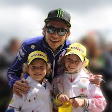 Jun 25, 2021 · motogp hängt valentino rossi doch noch eine saison an?. Motogp Rossi Und Seine Grossten Kleinen Fans Wochenendspiegel