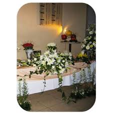Hoy os quiero enseñar un tipo de mesa que se estila mucho fuera de nuestro país, las sweetheart table, que son mesas donde se sientan los novios. Centro De Mesa Novios