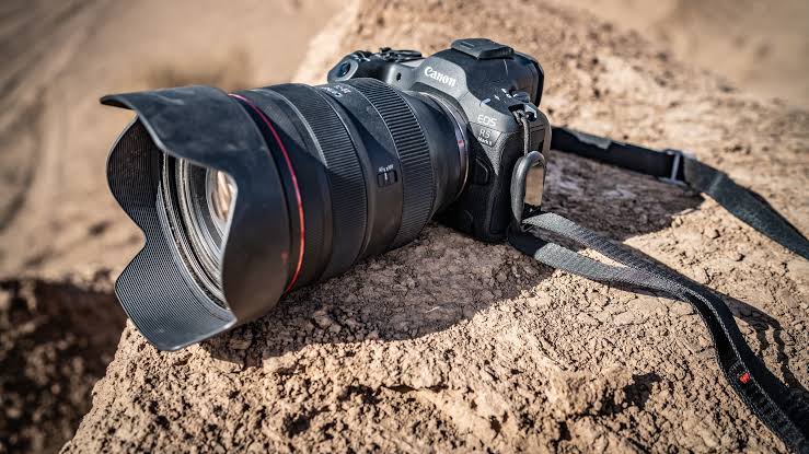 Mirrorless cameras and optics, AI generated