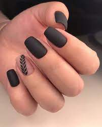 Jun 23, 2021 · es decir, cortar las cutículas, hidratarlas, limar las uñas y aplicar una base mate para tener una manicura limpia. Fashionable Matte Black Nails Designs Inspirations Black Nails Matte Nails Bla Bla Black Des Black Nail Designs Matte Nails Design Squoval Nails