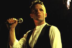 Brandon flowers (the killers) bette davis eyes (solo show live @ the troubadour). Watch Brandon Flowers Covers Elvis In London Spin