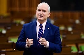 He enrolled in the royal canadian air force when after 12 years of service, erin retired from the military and spent the next decade working in the private sector as a corporate lawyer. Le Chef Conservateur Erin O Toole En Zone De Turbulence La Presse