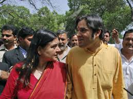 Union women and child development minister maneka gandhi and bharatiya janata party leader varun gandhi on monday paid tributes to late congress leader sanjay gandhi on his birth anniversary at shanti van in the national capital. Maneka Gandhi S Hidden Agenda Promoting Varun Gandhi As Up Cm Oneindia News