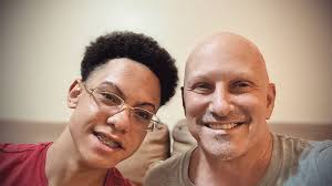 Este jovem tem dezessete anos hoje. Pode ser um desafio tornar-se padrasto  de qualquer pessoa e Eduardo tornou isso uma experiência gratificante e  inspiradora. Ele não se tornou apenas um dos meus