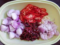 Kemudian hiris halus bawang, bawang putih, cili hijau dan cili kering untuk menumis. Resipi Ayam Masak Cili Kering Style Cina Muslim Rasa Masam Manis Pedas Cukup Sedap Mudah Jer Caranya Keluarga