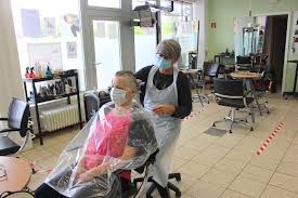 Hier geht's direkt zur website ihrer bank Friseure Wieder Offen Haare Schon Mit Maske Desinfektion Und Abstand Pfalz Express
