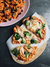 Pizza Au Poulet Bbq Avec Brocoli Et Salade De Carottes Et Canneberges Bbq Chicken Pizza With Brocoli And A Carrot Pizza Poulet Idee Recette Recette Facile