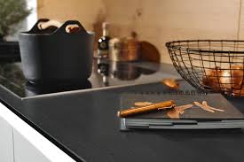 Dans cette cuisine contemporaine, le plan de travail en marbre noir fait écho à des poignées laiton et un parque massif. Plans De Travail Nolte Kuechen Com