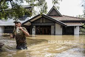Hal ini yang dirasakan oleh beberapa kota di indonesia, salah satu daerah terdampak yaitu desa. Tim Sar Gabungan Evakuasi 360 Warga Korban Banjir Karawang Republika Online