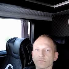 Powiedzcie mi tynki robione końcem kwietnia. Na tynku widać żółte  przebarwienia czym to może być spowodowane ? Według mnie tynki już są  suche. Tynk gipsowy dolina nidy zeta.