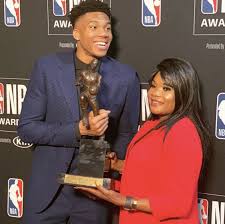 Giannis Antetokounmpo And His Mom At The Nba Awards Gianni Nba Ynwa