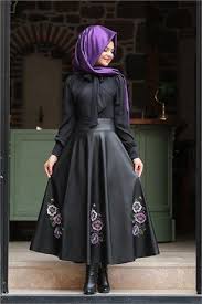 Pembe renk pantolon üstüne seçilebilecek sade renkler beyaz ve siyah gibi mat ve düz renkler olabilir. Pinar Sems Tesettur Deri Etek Modelleri Deri Etek Etek Musluman Modasi