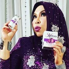 Mengulas lanjut isu ini, dia juga harus berdepan dengan cik b, iaitu anak dato sri vida berhubung kenyataan nya di laman sosial yang menganggap, iqbal hanya inginkan perhatian. Wisma Dato Seri Vida Home Facebook