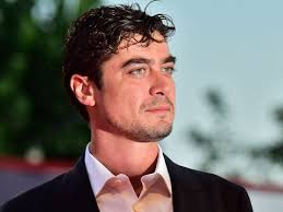 Martina munafò cafiero il ladro di giorni è un film che vede protagonista riccardo scamarcio nelle vesti di un padre criminale, mentre a dare il volto a suo figlio è il. Riccardo Scamarcio In Pericle Il Nero E Altri 10 Film Da Rivedere