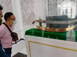 Para wisatawan dari luar kota bisa dengan mudah menemukan lokasi museum rasulullah menggunakan bantuan google maps atau aplikasi. Tiket Masuk Museum Rasulullah Probolinggo Probolinggo Miliki Museum Sejarah Peninggalan Rasulullah Saw Republika Online