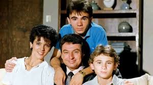 10 datos curiosos sobre Papá Soltero: 1. Protagonizada por César Costa La  serie fue creada alrededor del personaje de César Costa, quien interpretaba  una versión ficticia de sí mismo como un padre