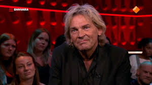 Matthijs van nieuwkerk founded the footballmagazine 'hard gras' with henk spaan and wrote a couple of books for it. Ere Nipkow Voor Matthijs Van Nieuwkerk Nrc