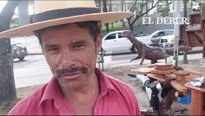 Ramos Tejerina llegó desde Tarija hasta la capital cruceña, ayer lunes,  para ofrecer sus artesanías en el camellón de la Avenida San Martin y  tercer anillo frente al hotel los Tajibos. Hay muchas ...