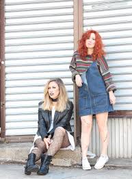 Besorgen sie sich noch einige stoffreste oder machen sie sich bei sich auf die suche nach klamotten, die ausgedient haben. Fifteen Last Minute Costume Ideas For Best Friends And Couples Chucky Halloween Costume Duo Halloween Costumes Halloween Costumes Friends