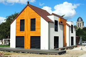 Charpente traditionnelle en lamellé collé. Maison En Bois Avec Un Crepi Exterieur