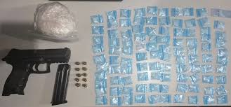 Acapulco, Guerrero, detiene a un hombre con 100 dosis de cristal y un arma.