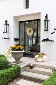 From Spooky Front Porch Decor To Beautiful Fall Table Scapes These Tips And Tricks For Halloween Chic Halloween Decor Modern Halloween Decor Modern Fall Decor