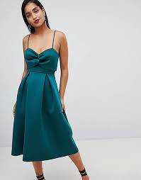 Asos design include vari modelli, da quelli monospalla o con schiena scoperta a vestiti lunghi arricchiti da graziosi motivi e gli intramontabili fiori. Asos Design Vestito Da Cerimonia Midi Con Top Corto E Nodo Asos