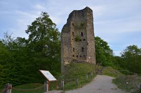 Nachdem der kölner erzbischof engelbert von berg 1222 den ort attendorn befestigt hatte, wurde von ihm zur gleichen zeit die burg schnellenberg angelegt. Burgruine Waldenburg Sauerland