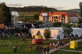 Ca atare, pe scena electric castle 2021 au fost conformați până acum gorillaz, deftones și twenty one pilots. Romanian Music Festival Accessible To The Hearing Impaired Romania Insider